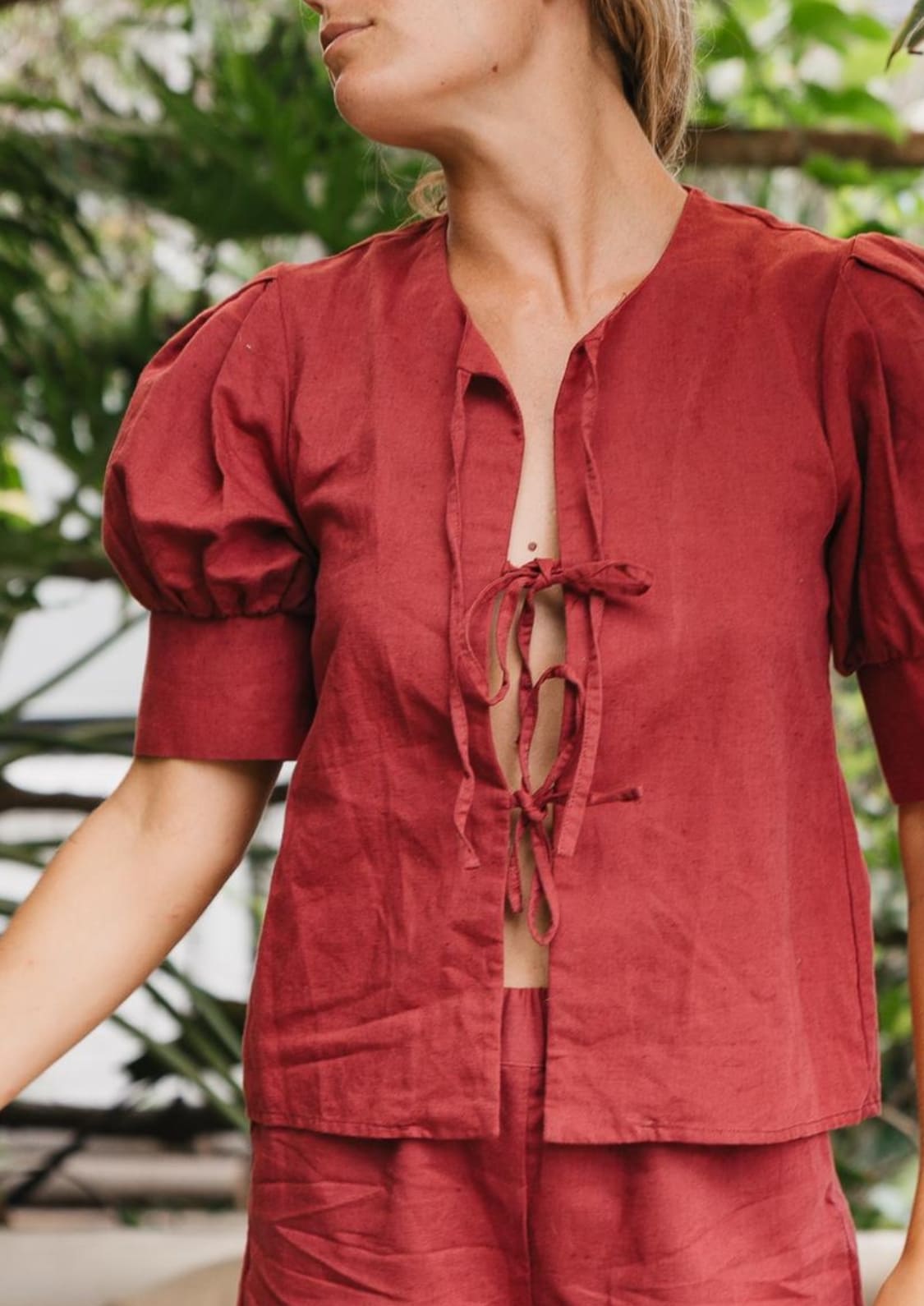 Conjunto blusa y pantalón corta de lino granate con lazadas